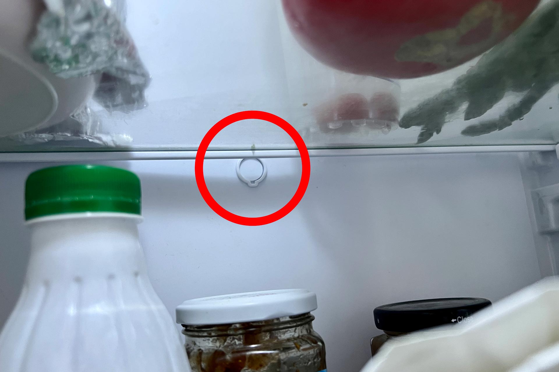 Czy wiesz, po co jest ten mały otwór w twojej lodówce?