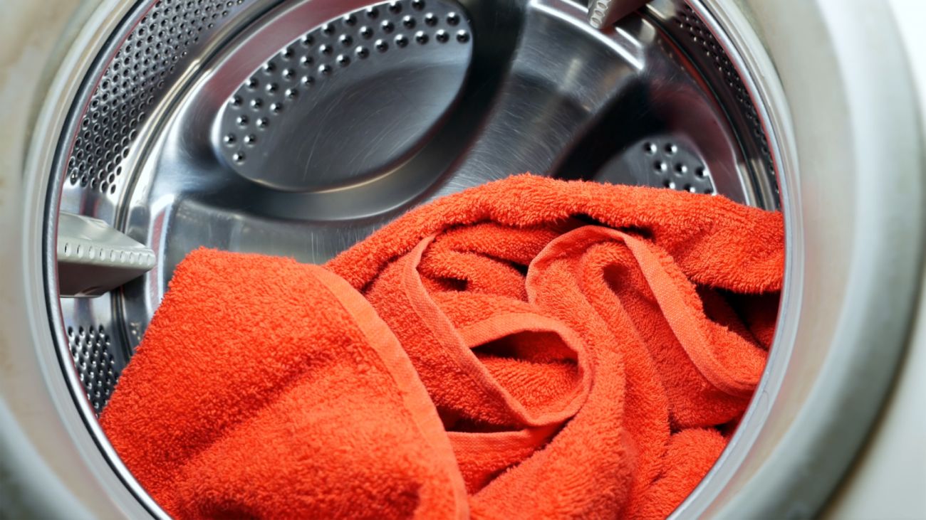 Dlaczego po wypraniu ręczniki śmierdzą? Wyeliminuj jeden błąd. Wtedy ich aromat cię zachwyci