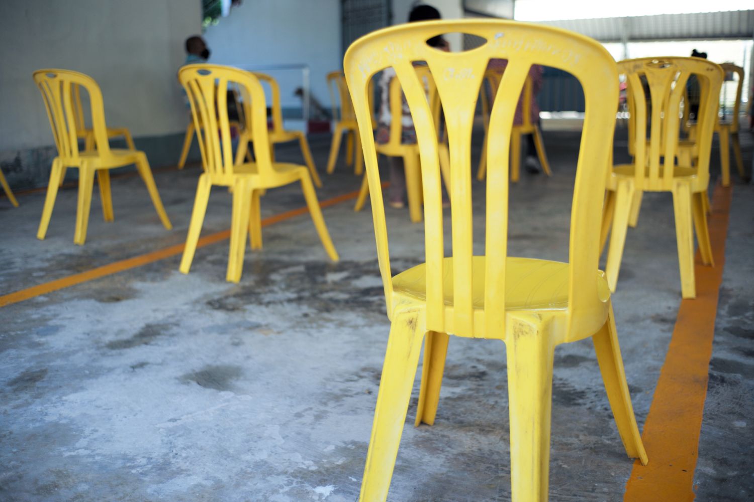 Jak wyczyścić plastikowe krzesła? Nieestetyczny osad zniknie, a goście pomyślą, że meble są nowe