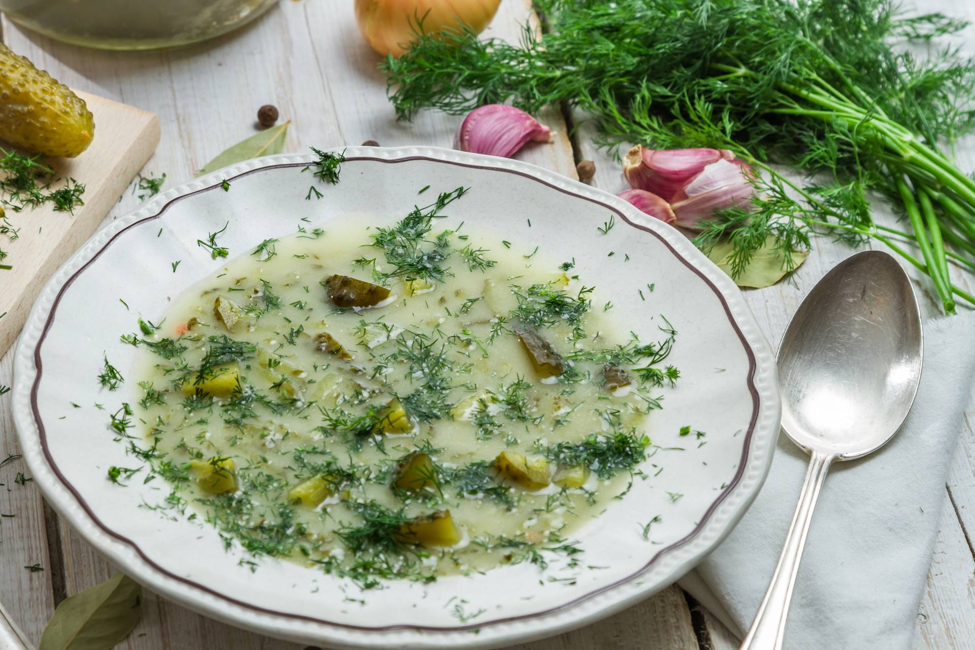Jakie przyprawy do zupy ogórkowej? To nie sól jest najważniejsza. Będą błagać cię o przepis