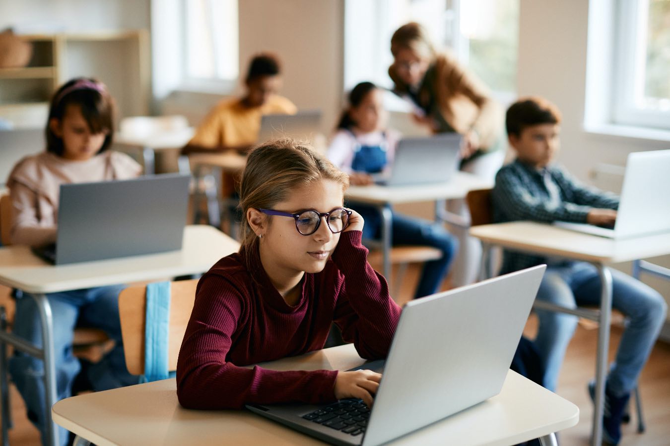 Kiedy darmowe laptopy dla uczniów? Czwartoklasiści nie będą długo czekać na sprzęt. Takie komputery mogą otrzymać