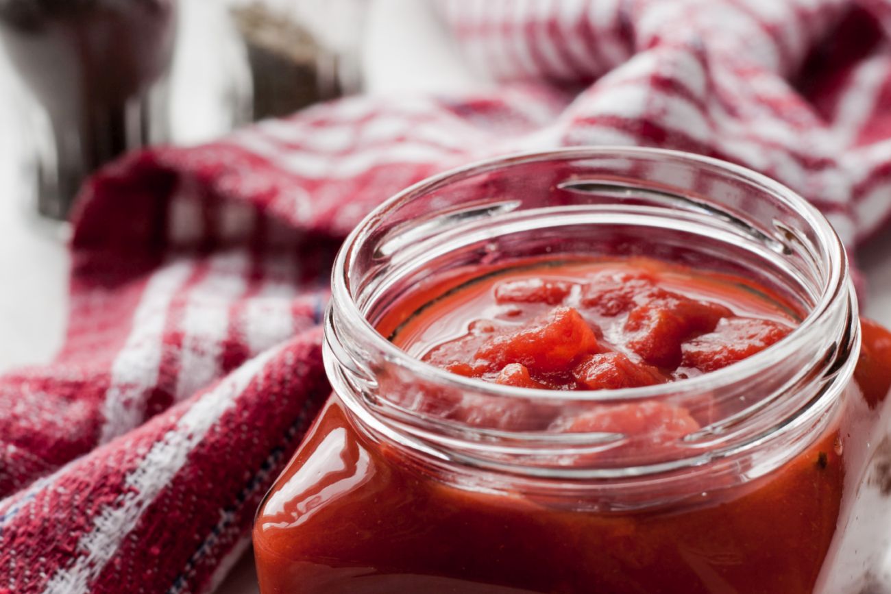 Jak zrobić domowy przecier z pomidorów? Słoiki znikną szybciej niż błyskawica