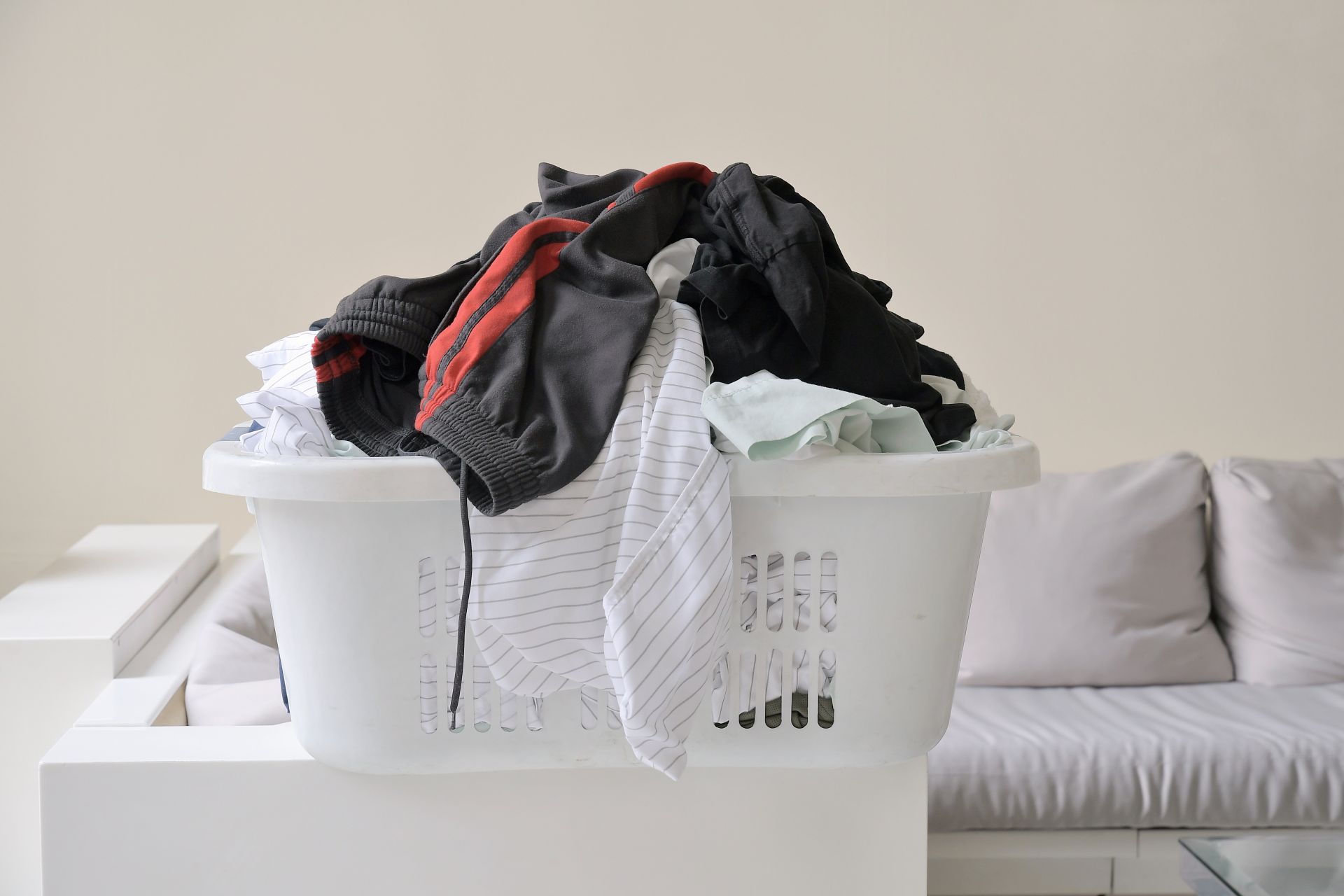 Jak często trzeba prać ubrania? Eksperci zabrali głos. Nie wszystko wrzucaj do pralki po jednym użyciu