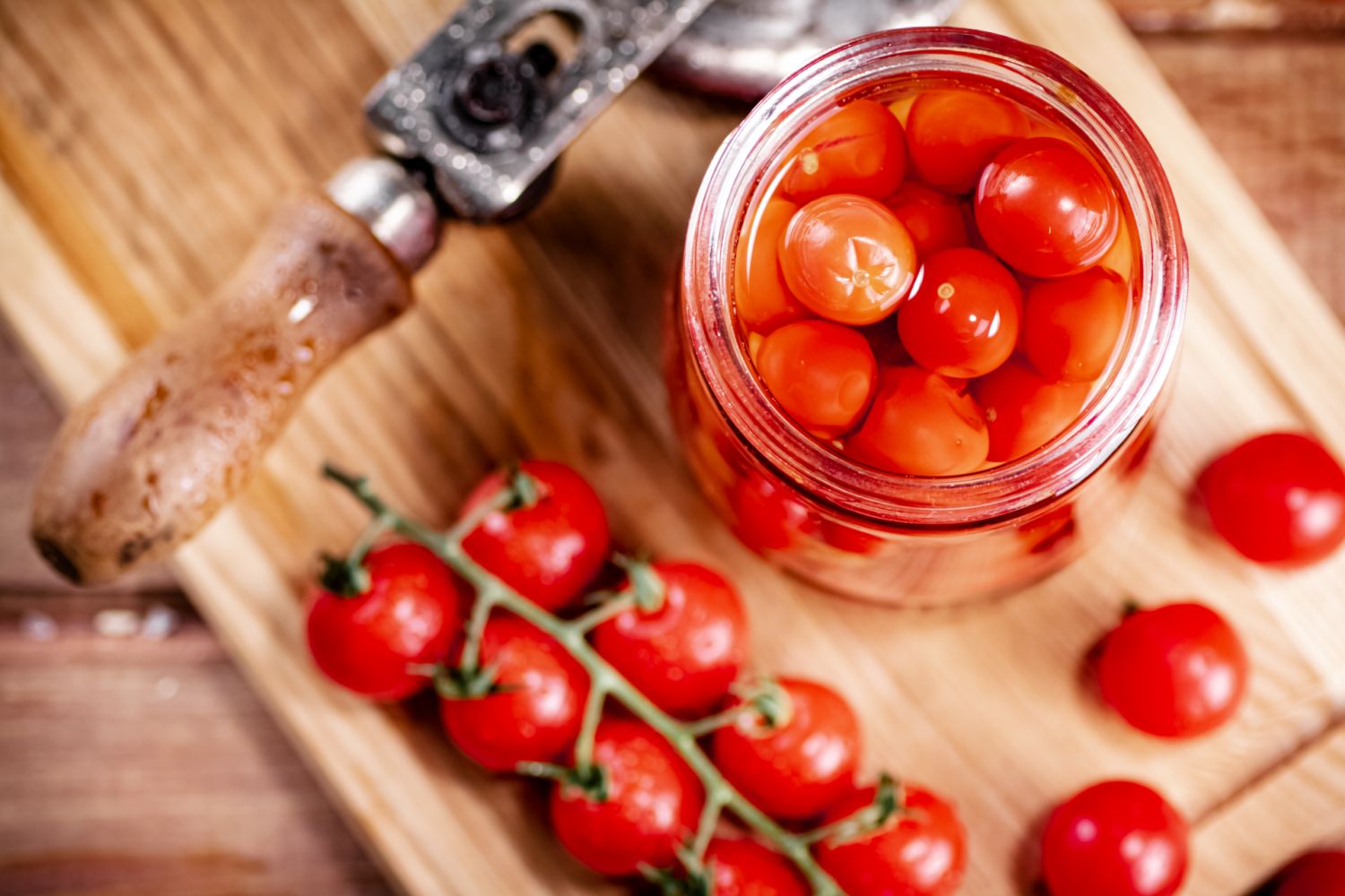 Pokrój pomidory i włóż je do słoika jeszcze we wrześniu. Dodaj dwa produkty, a zimą im się nie oprzesz