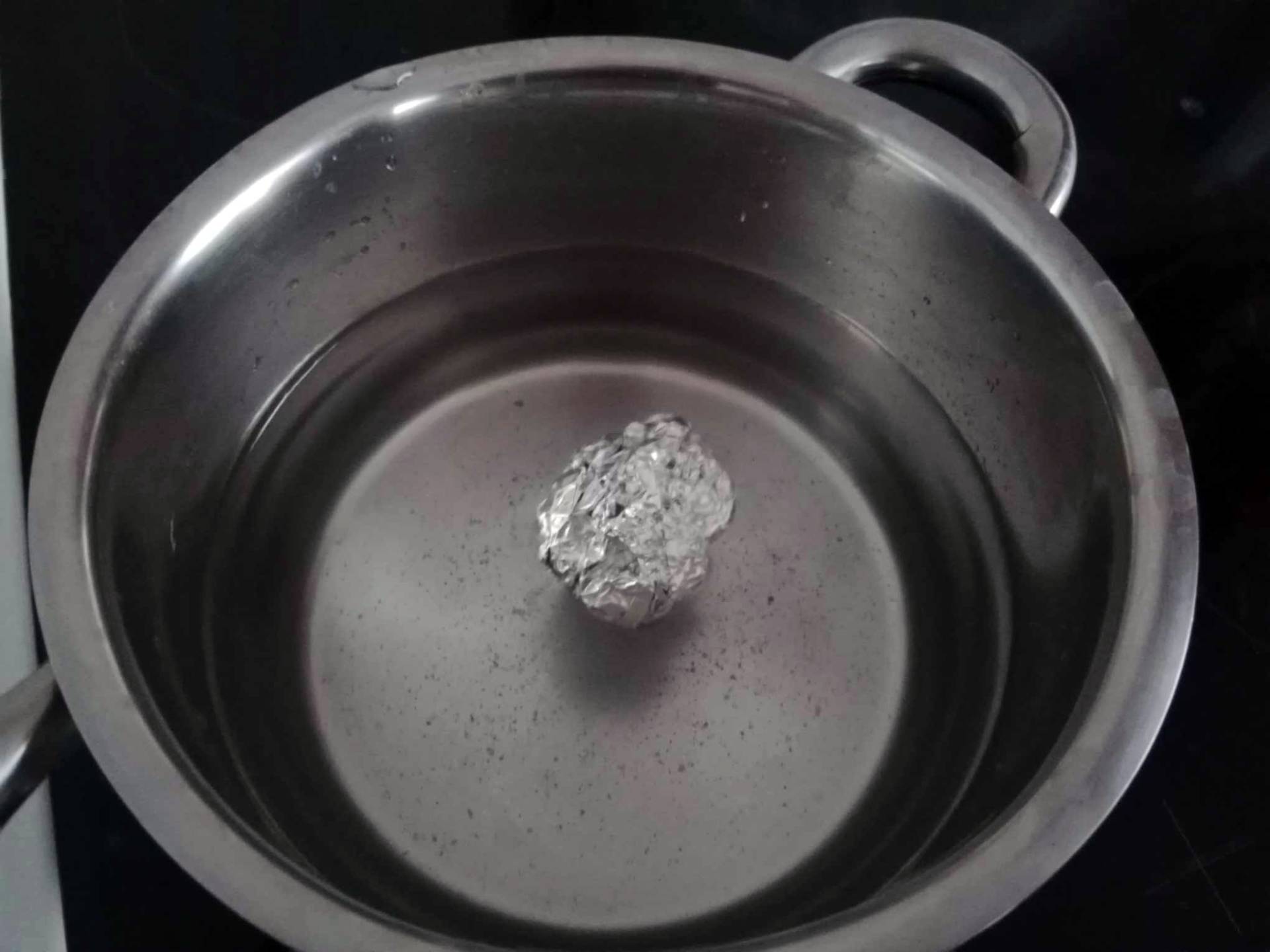 Kulkę folii aluminiowej wrzucam do gotującej się wody. W 10 minut pozbywam się nieznośnego problemu