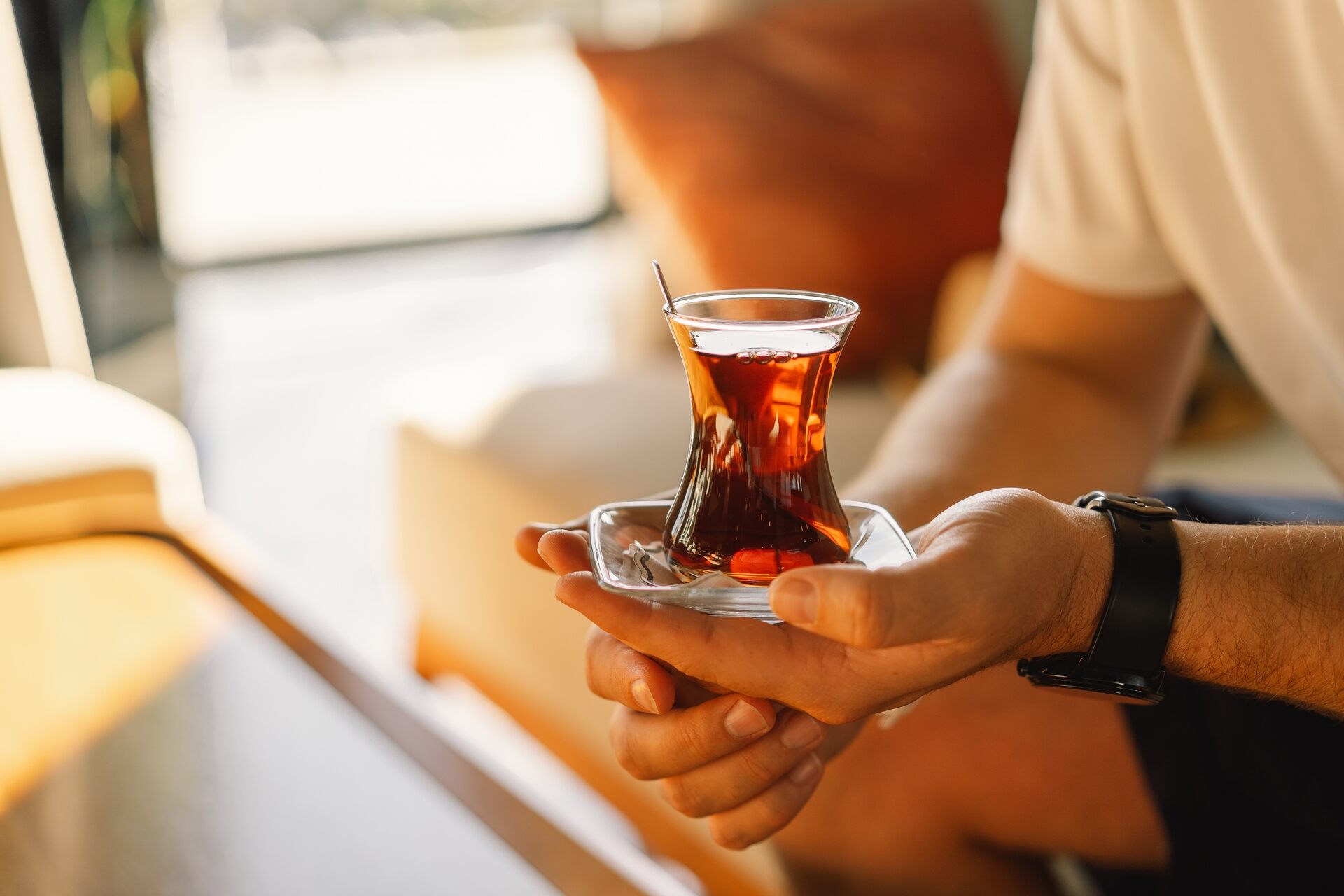 Idealnie zaparzona turecka herbata przestała być sekretem. Czy wiesz, ile suszu możesz przywieźć do Polski?