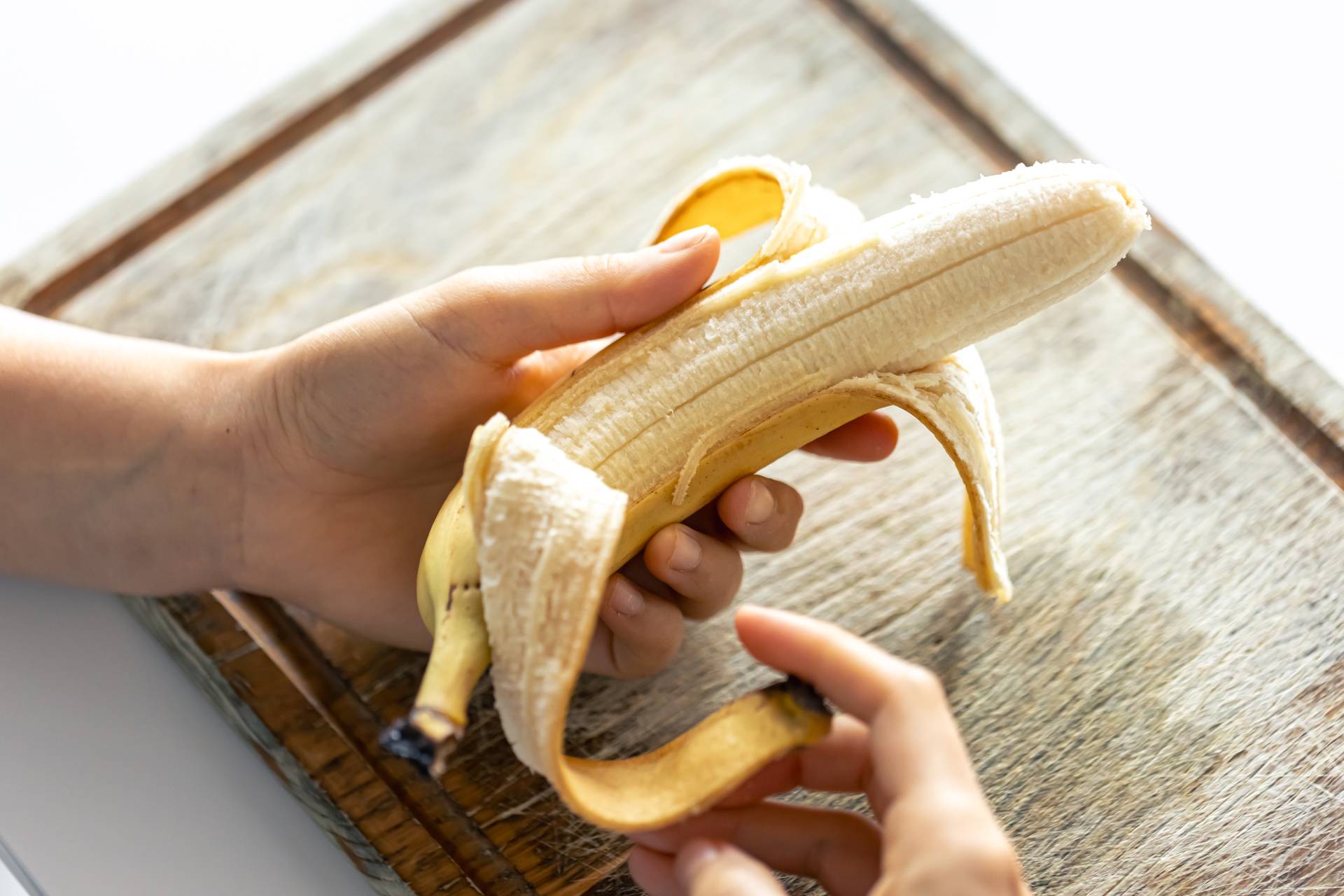 Białe “nitki” w bananie często budzą obrzydzenie. To inna część powinna jednak lądować w koszu