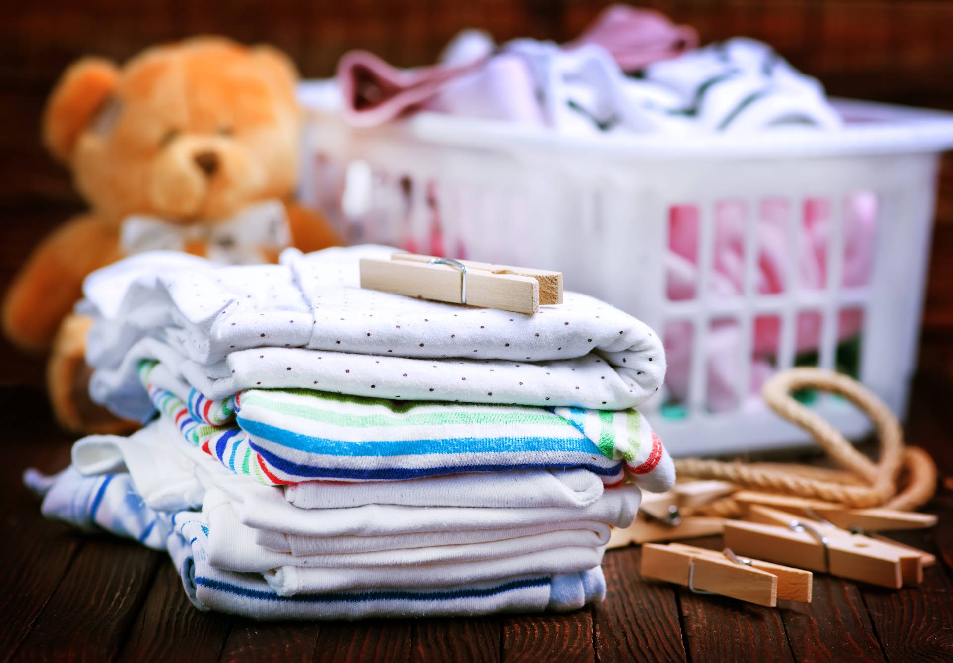 W czym prać ubranka dla noworodka? Środków bez tego oznaczenia nawet nie kupuj