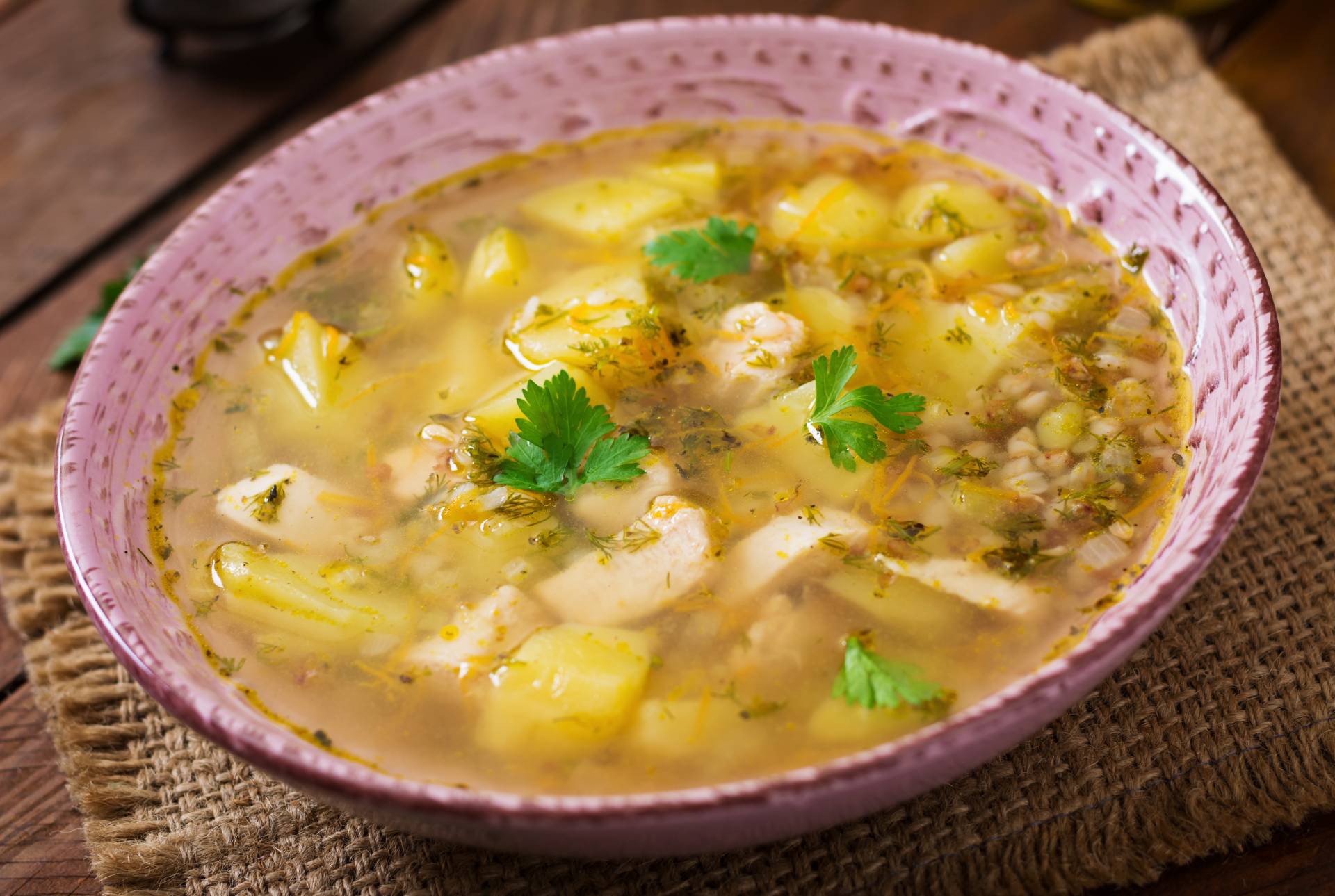 Kiedyś tę zupę robiono w co drugiej chałupie na wsi. Najważniejsze są ziemniaki