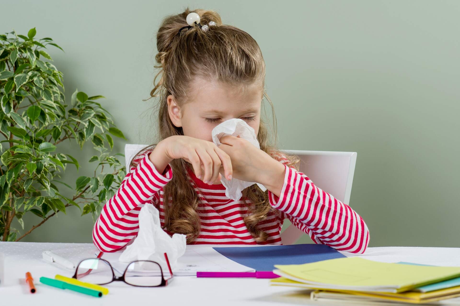 Przekręt „na alergię”. Rodzice kombinują, jak zostawić chorego przedszkolaka w placówce