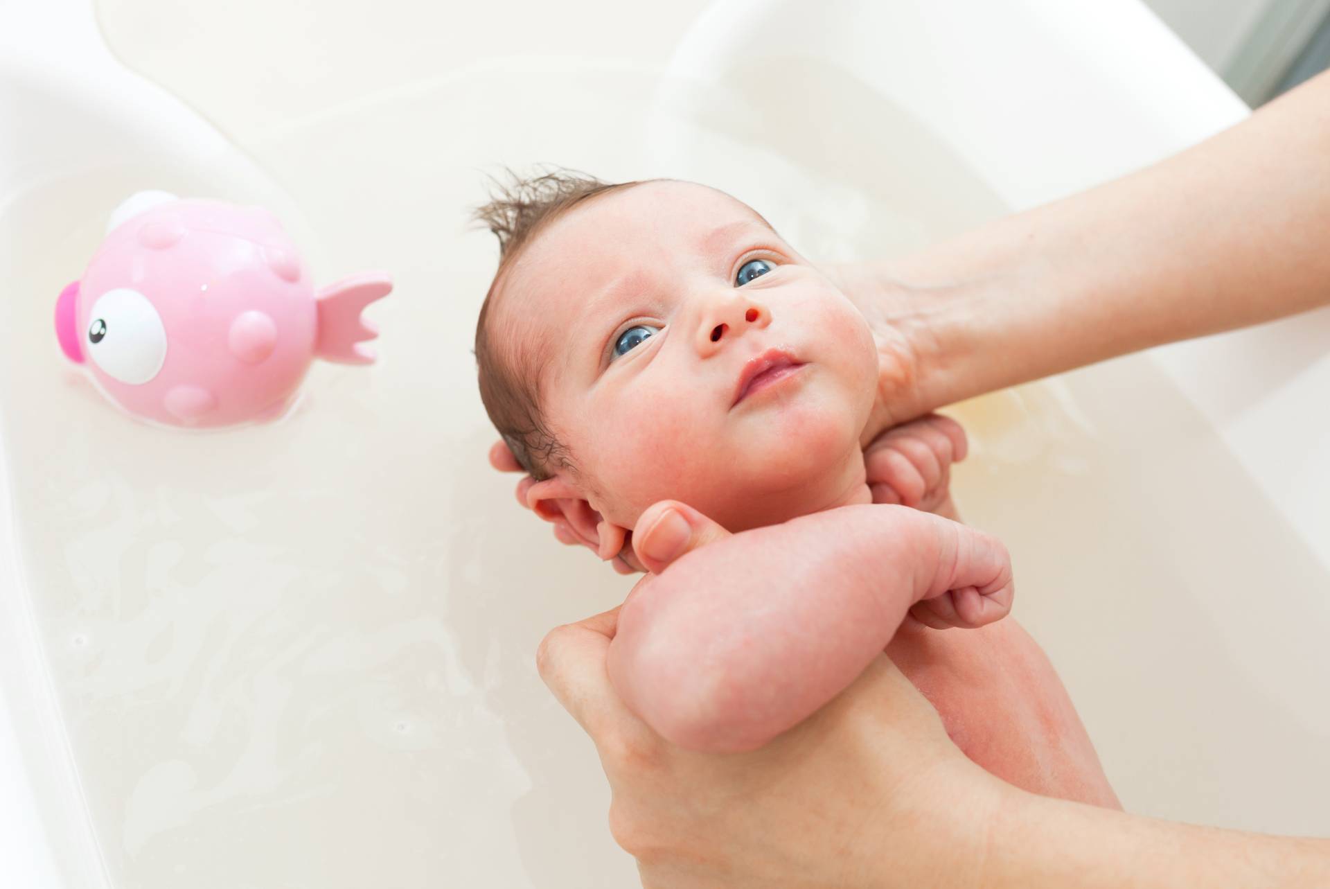 O której godzinie najlepiej kąpać niemowlę? Pora ma znaczenie