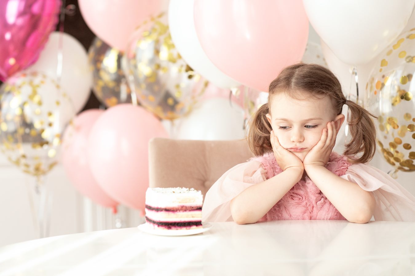 Dziewczynka zalała się łzami nad tortem. Rodzice zniszczyli jej urodziny i jeszcze to nagrali. “Żenada”