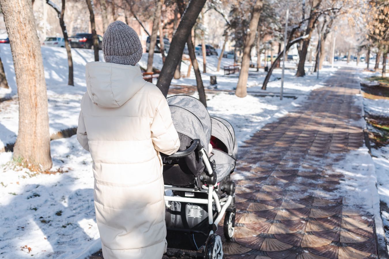 Jak przygotować maluszka na zimowy spacer? Poznaj sprawdzone rady doświadczonych mam