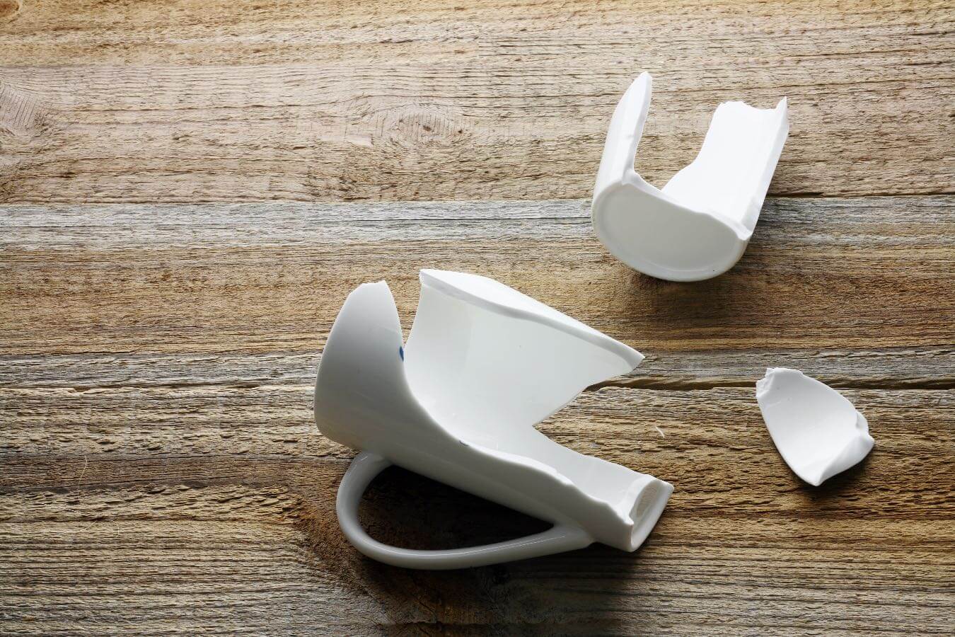 Gdzie wyrzucić rozbite naczynia? Wiele osób popełnia ten błąd, a stłuczone szklanki i talerze lądują w złym pojemniku
