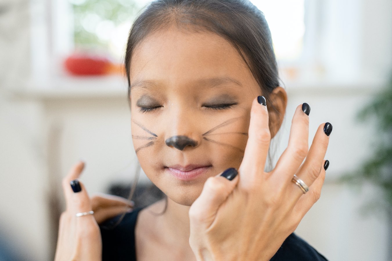 Malowanie twarzy – kot. Jak namalować kotka na buzi? Triki, które przydadzą się na bal karnawałowy