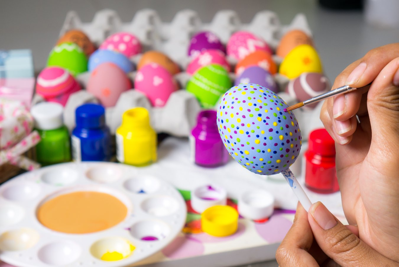 Malowanie jajek na Wielkanoc. Najlepsze pomysły na piękne dekorowanie pisanek