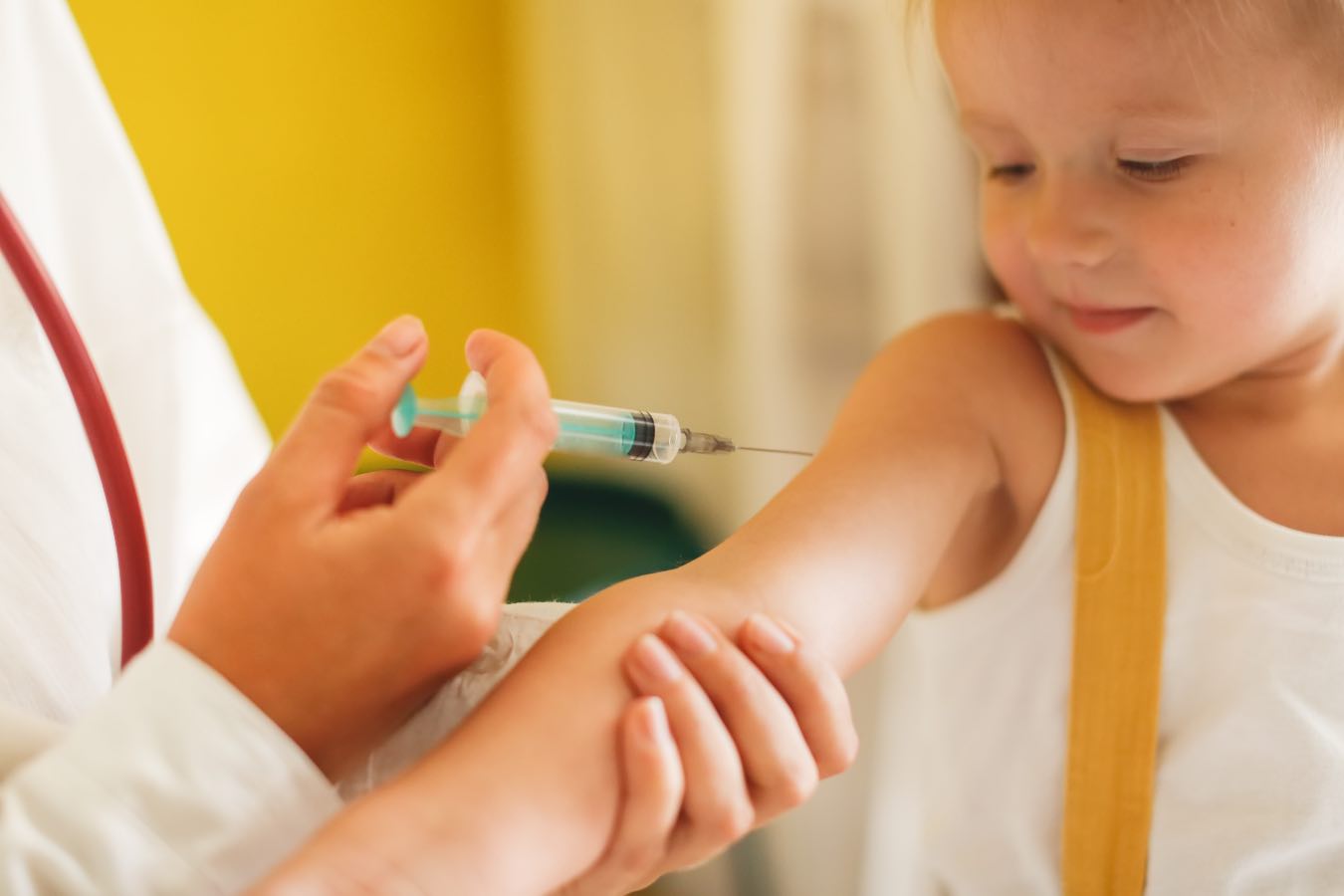 Już od września będą masowe szczepienia w szkołach w całej Polsce? Minister zapowiada nowy program. Jest jednak pewien problem